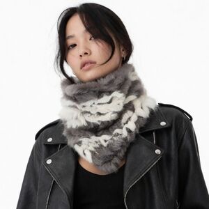Patrizia Pepe Faux Fur Gray White Neck Wrap Snood Infinity Scarf Gold Fly Charm